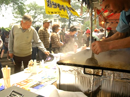 「横手やきそば」販売テント